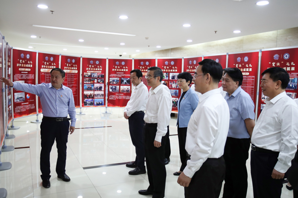 昆明周强在对外经济贸易大学调研座谈时强调<br />
学习贯彻习近平法治思想<br />
培养造就大批涉外司法人才