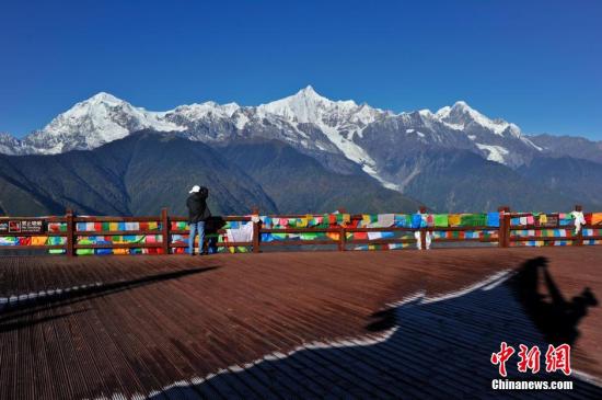 昆明云南梅里雪山破垃圾围困之殇 12天清理垃圾150吨