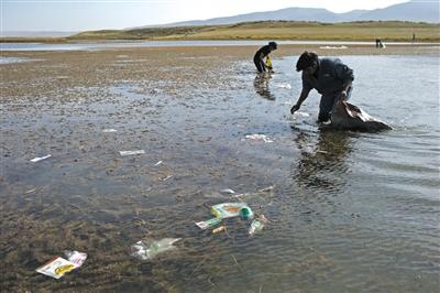 昆明青海湖的垃圾之殇:环卫工劝阻扔垃圾常挨骂