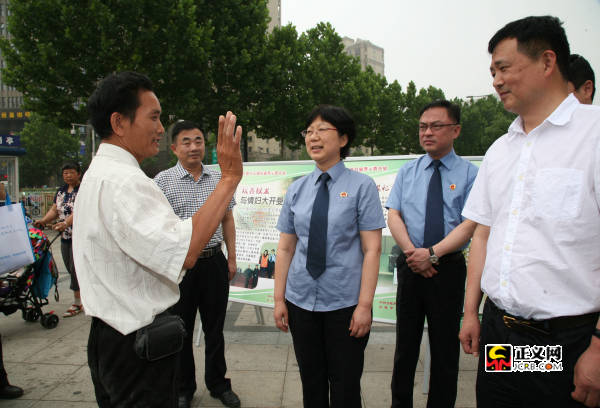 昆明安徽省检察院检察长薛江武走上街头回答咨询群众问题